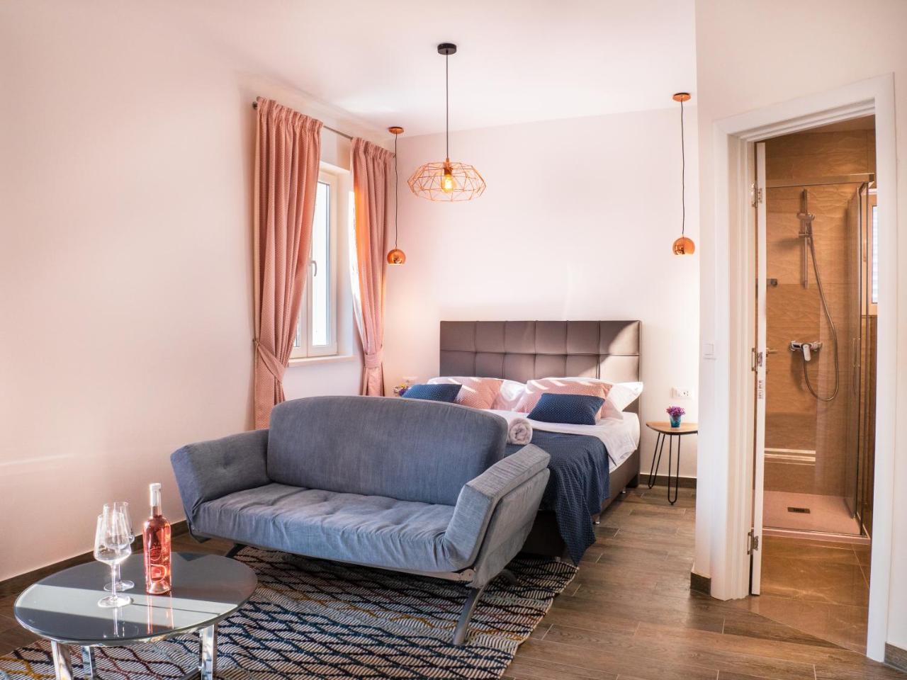Pine Tree Boutique Apartments Saplunara Exterior photo