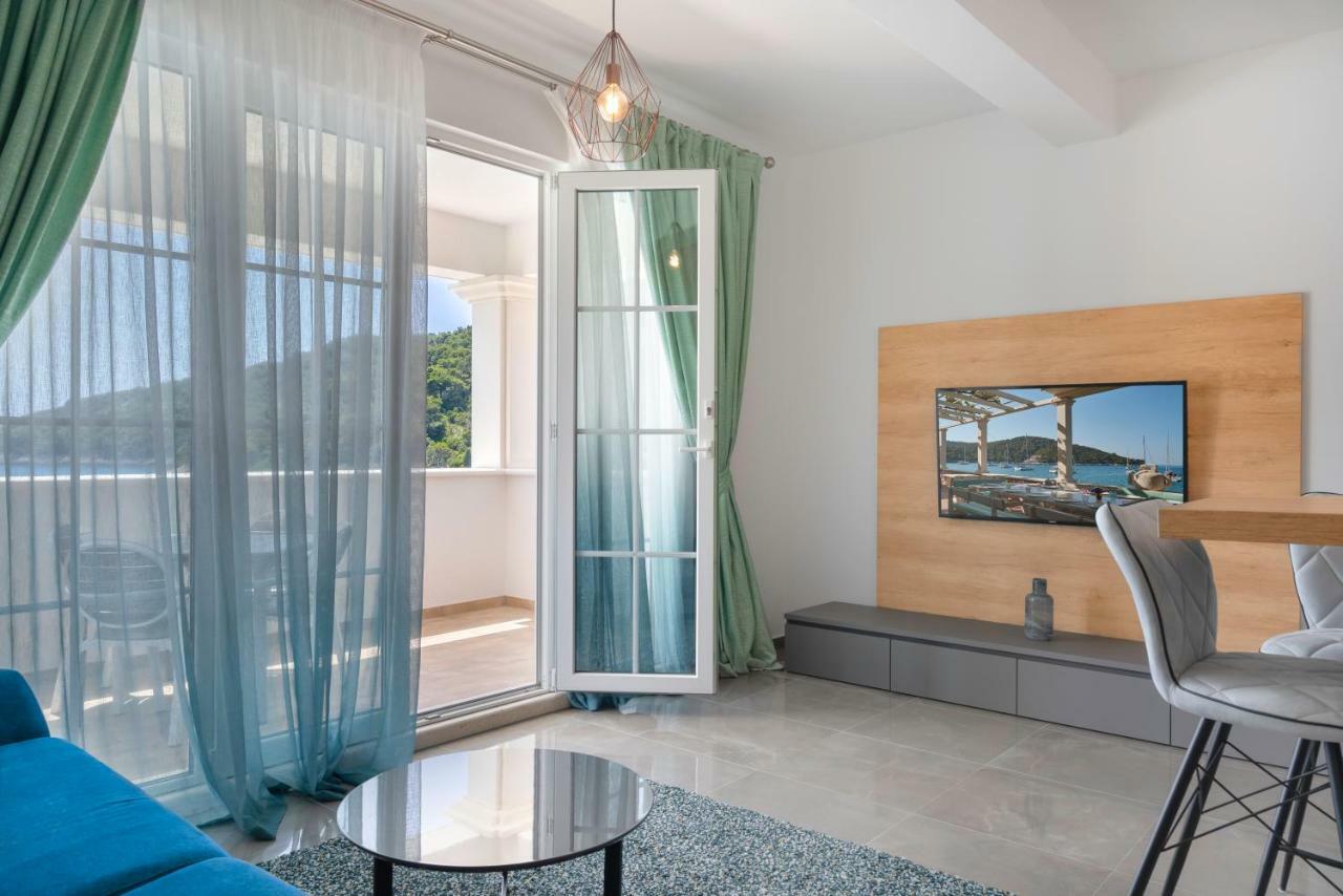 Pine Tree Boutique Apartments Saplunara Exterior photo