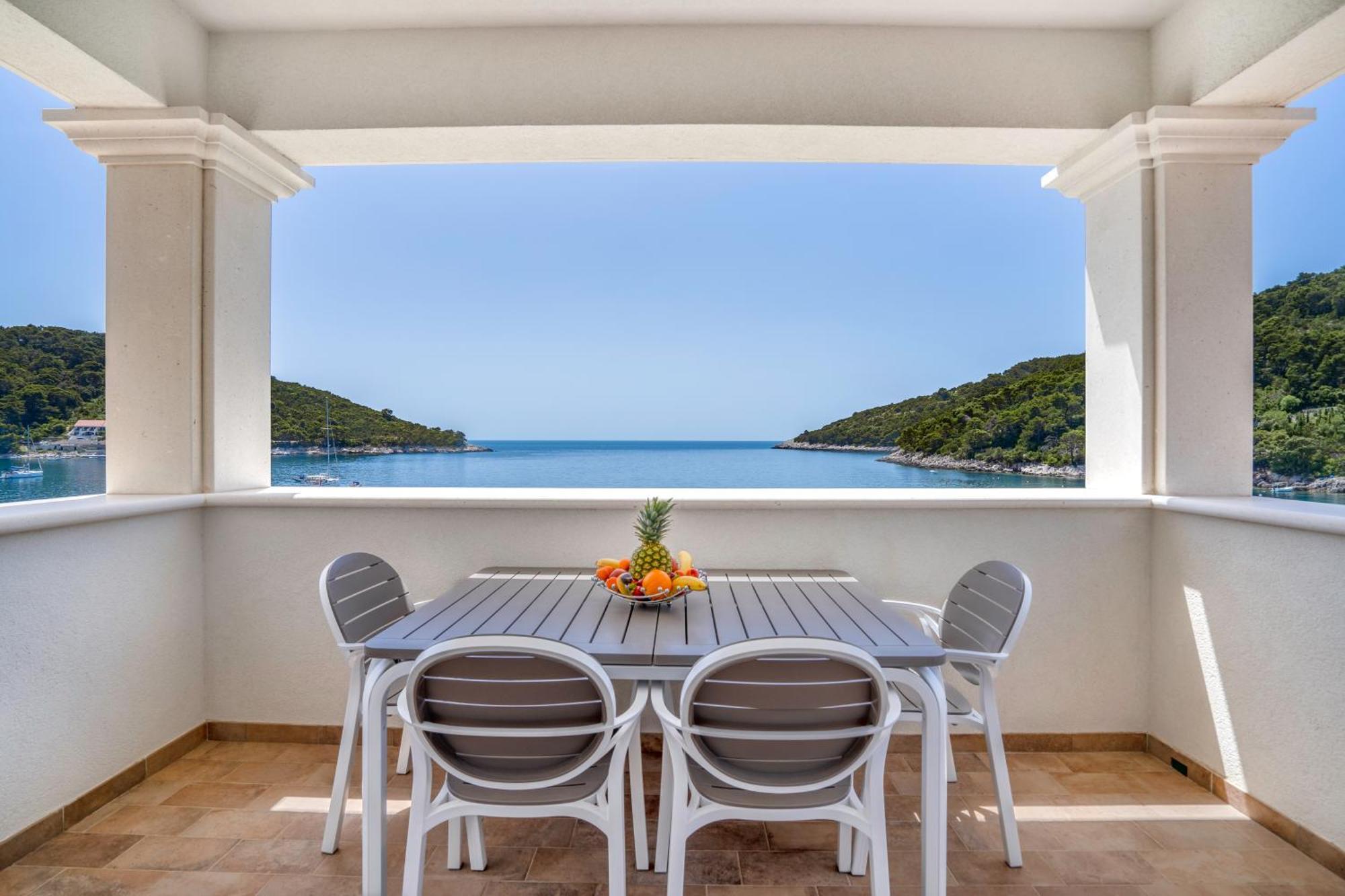 Pine Tree Boutique Apartments Saplunara Exterior photo