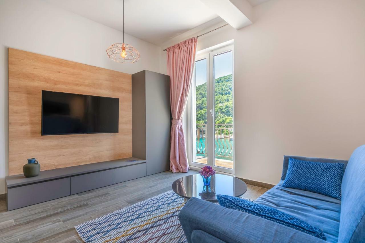 Pine Tree Boutique Apartments Saplunara Exterior photo