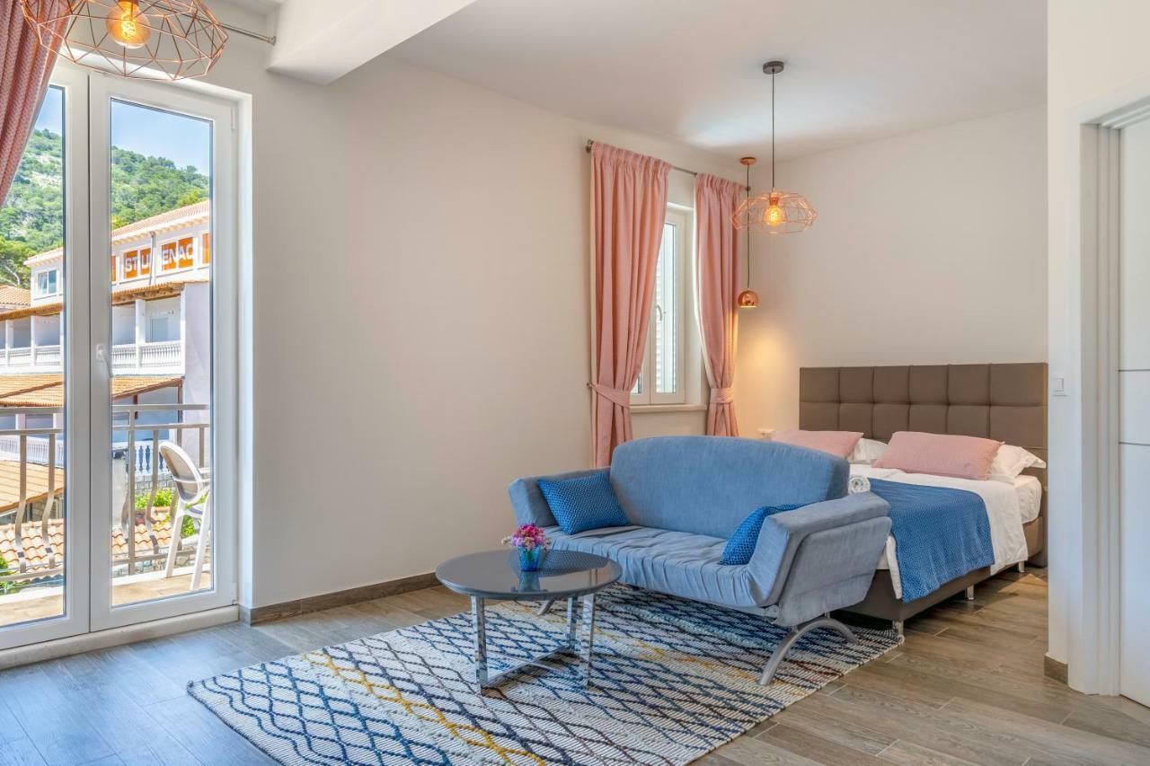 Pine Tree Boutique Apartments Saplunara Exterior photo
